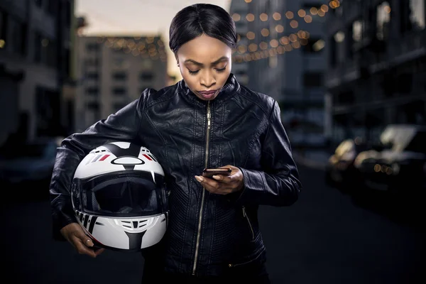 Czarny Kobieta Biker Lub Motocyklista Poszukuje Telefon Komórkowy Gps Map — Zdjęcie stockowe