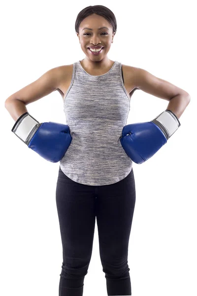 Mujer Negra Sobre Fondo Blanco Con Guantes Boxeo Sonriendo Luciendo — Foto de Stock