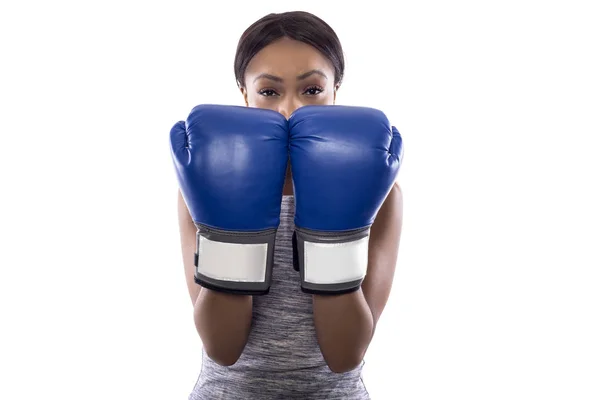 Mujer Negra Sobre Fondo Blanco Con Guantes Boxeo Bloqueando Gesto — Foto de Stock