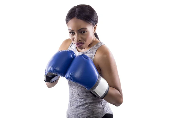 Svart Kvinna Vit Bakgrund Med Boxning Handskar Ser Arga Del — Stockfoto