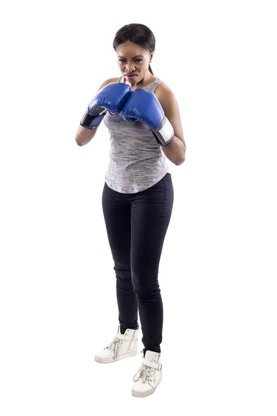 Schwarze Frau Auf Weißem Hintergrund Mit Boxhandschuhen Die Wütend Gucken — Stockfoto