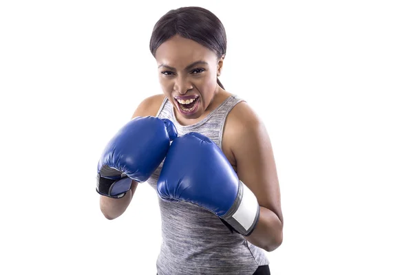 Mulher Negra Fundo Branco Usando Luvas Boxe Gritando Com Raiva — Fotografia de Stock