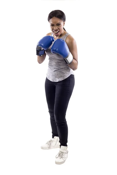 Zwarte Vrouw Een Witte Achtergrond Het Dragen Van Bokshandschoenen Boos — Stockfoto