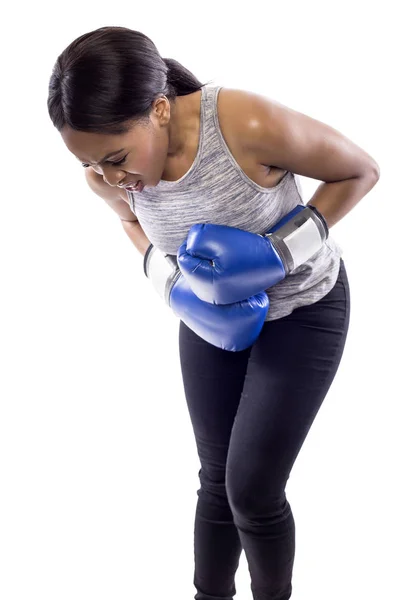 Mulher Negra Fundo Branco Usando Luvas Boxe Olhando Ferido Dor — Fotografia de Stock