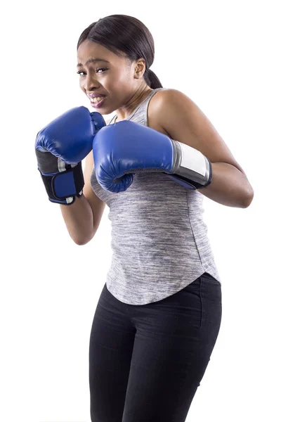 Mulher Negra Fundo Branco Usando Luvas Boxe Parecendo Assustada Parte — Fotografia de Stock