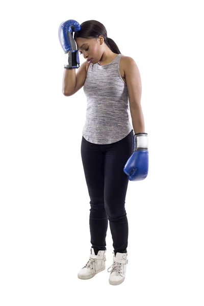 Mulher Negra Fundo Branco Usando Luvas Boxe Decepcionada Com Erro — Fotografia de Stock
