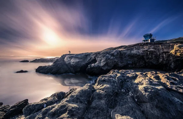 Силуэт Пейзажного Фотографа Стоящего Скалах Вдоль Береговой Линии Малибу Калифорнии — стоковое фото