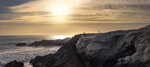 Silueta Fotógrafo Paisaje Pie Sobre Las Rocas Largo Costa Playa — Foto de Stock