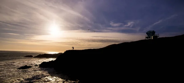 Silueta Krajiny Fotograf Stojí Skalách Podél Pobřeží Malibu Beach Kalifornii — Stock fotografie