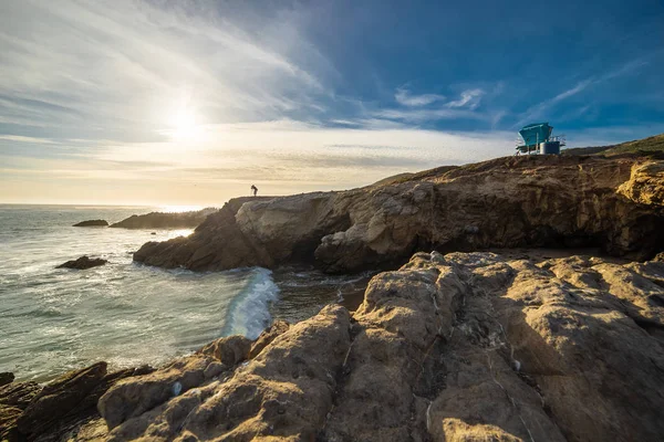 Sziluettjét Tájkép Fotós Állva Sziklák Mentén Malibu Beach Tengerpart Kaliforniában — Stock Fotó