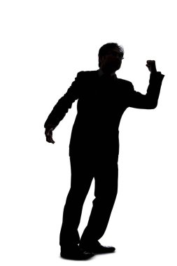 Beyaz arka planda iş adamı kılığına girmiş arka ışıklandırmalı bir modelin silueti. Yumruklarıyla öfkesinden yumruk atıyor.. 