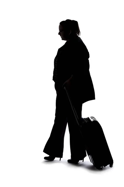 Seyahatine Çıkan Bavullarıyla Seyahat Eden Bir Kadınının Silüeti Havaalanından Uçağa — Stok fotoğraf