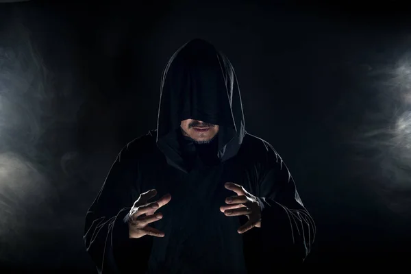 Άντρας Ντυμένος Σκούρα Ρόμπα Που Μοιάζει Αρχηγό Αίρεσης Καπνιστό Ομιχλώδες — Φωτογραφία Αρχείου
