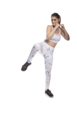 Kadın tekme atarken dengede durarak çekirdek gücünü gösteriyor. Kickboks, mma dövüş sporu ya da kardiyo egzersizleri için antrenman yapıyor..