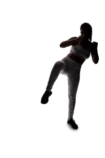 Silhouette Una Donna Equilibrio Mentre Calcia Allena Kick Boxing Mma — Foto Stock