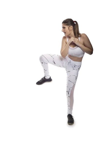 Kobieta Pokazuje Siłę Rdzenia Poprzez Balansowanie Podczas Kopania Ćwiczy Boks — Zdjęcie stockowe