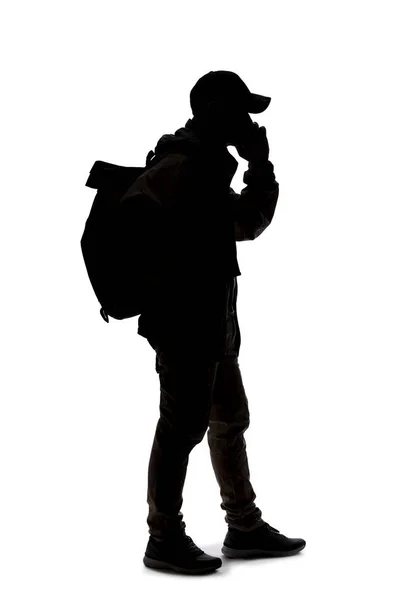 Silhouette Eines Mannes Der Einen Rucksack Trägt Und Aussieht Wie — Stockfoto