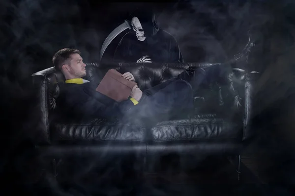 Hombre Durmiendo Sofá Con Libro Siendo Perseguido Por Fantasma Como —  Fotos de Stock