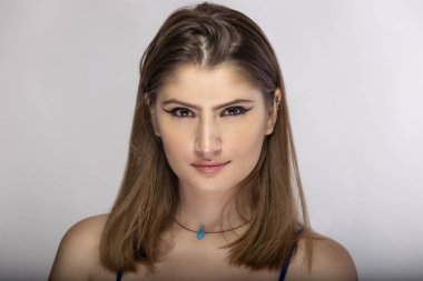 Kozmetik göz kalemiyle poz veren güzel bir model vesikalığı. Kapalı portre doğal ve basit bir stili gösteriyor.