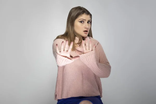 Close Retrato Uma Jovem Mulher Caucasiana Vestindo Uma Camisola Rosa — Fotografia de Stock