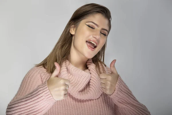 Cierre Retrato Una Joven Caucásica Que Lleva Jersey Rosa Fondo — Foto de Stock