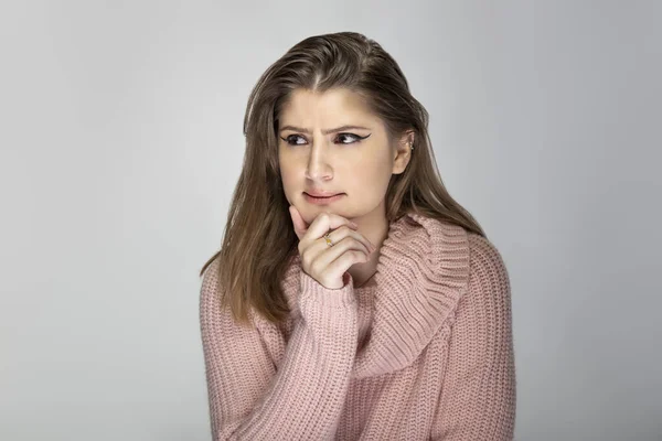 Cierre Retrato Una Joven Caucásica Que Lleva Jersey Rosa Fondo —  Fotos de Stock