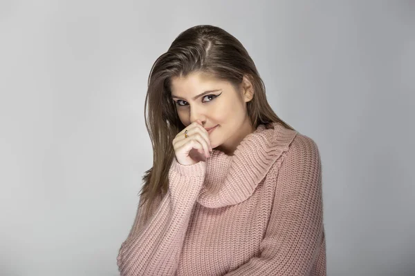 Cierre Retrato Una Joven Caucásica Que Lleva Jersey Rosa Fondo — Foto de Stock