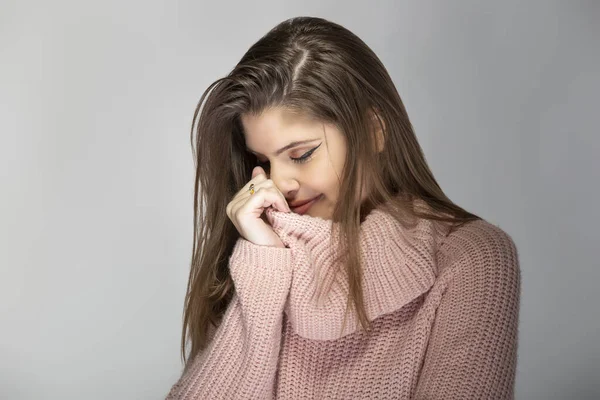 Nahaufnahme Porträt Einer Jungen Kaukasischen Frau Einem Rosafarbenen Pullover Auf — Stockfoto