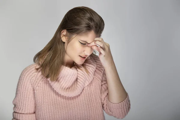 Nahaufnahme Porträt Einer Jungen Kaukasischen Frau Einem Rosafarbenen Pullover Auf — Stockfoto