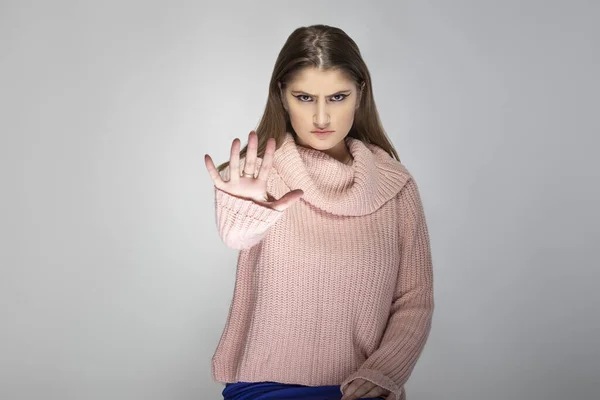 Close Retrato Uma Jovem Mulher Caucasiana Vestindo Uma Camisola Rosa — Fotografia de Stock