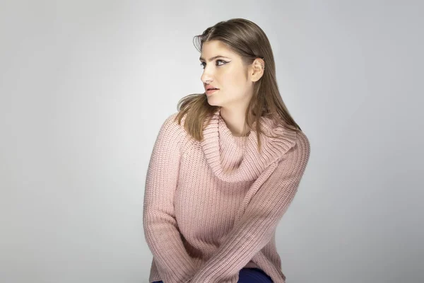 Close Retrato Uma Jovem Mulher Caucasiana Vestindo Uma Camisola Rosa — Fotografia de Stock