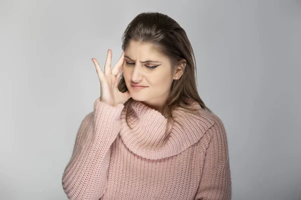 Close Retrato Uma Jovem Mulher Caucasiana Vestindo Uma Camisola Rosa — Fotografia de Stock