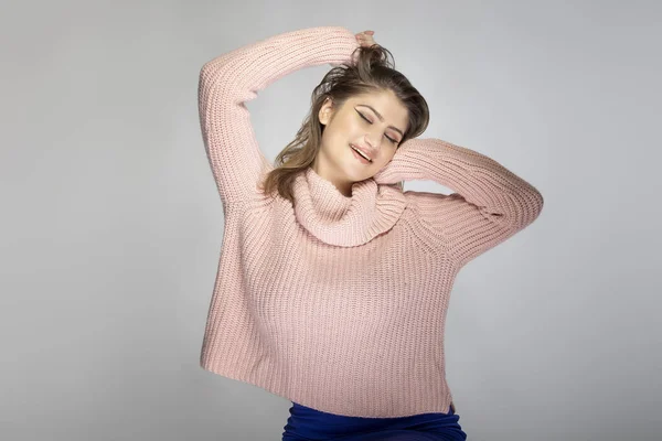 Retrato Cerca Una Joven Mujer Caucásica Con Suéter Rosa Sobre — Foto de Stock