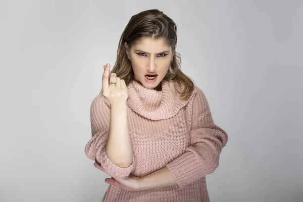 Close Retrato Uma Jovem Mulher Caucasiana Vestindo Uma Camisola Rosa — Fotografia de Stock