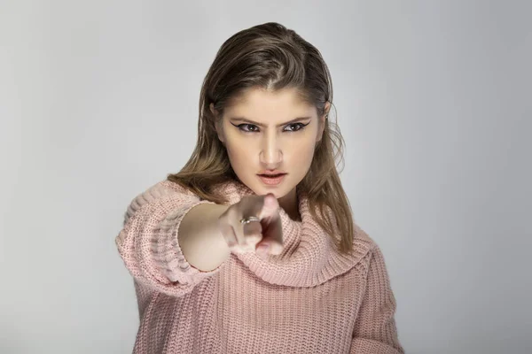 Close Retrato Uma Jovem Mulher Caucasiana Vestindo Uma Camisola Rosa — Fotografia de Stock
