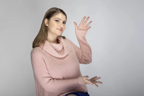 Nahaufnahme Porträt Einer Jungen Kaukasischen Frau Einem Rosafarbenen Pullover Auf — Stockfoto