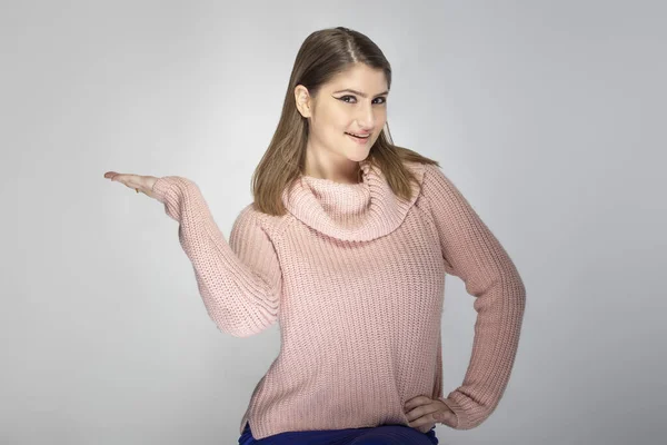 Close Retrato Uma Jovem Mulher Caucasiana Vestindo Uma Camisola Rosa — Fotografia de Stock