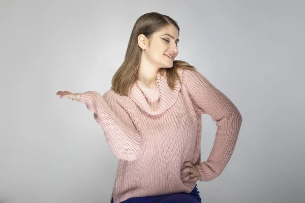 Retrato Cerca Una Joven Mujer Caucásica Con Suéter Rosa Sobre — Foto de Stock