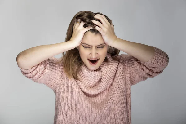 Närbild Porträtt Ung Vit Kvinna Bär Rosa Tröja Grå Bakgrund — Stockfoto