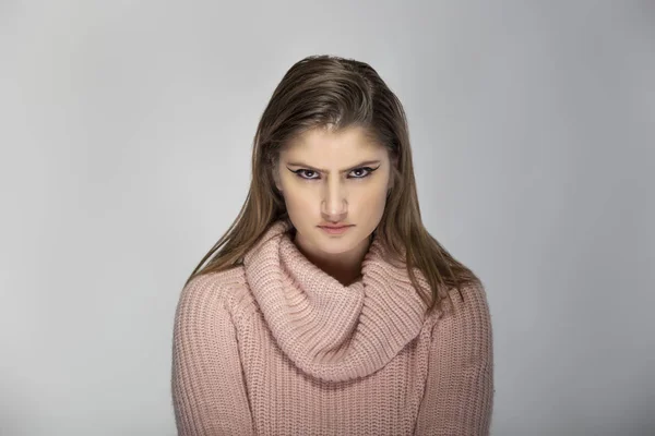 Portret Młodej Białej Kobiety Różowym Swetrze Szarym Tle Wygląda Zdenerwowaną — Zdjęcie stockowe