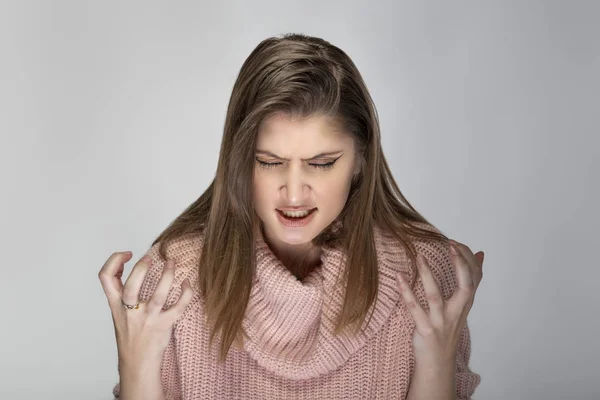 Retrato Cerca Una Joven Mujer Caucásica Con Suéter Rosa Sobre —  Fotos de Stock