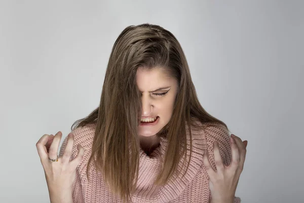 Close Retrato Uma Jovem Mulher Caucasiana Vestindo Uma Camisola Rosa — Fotografia de Stock