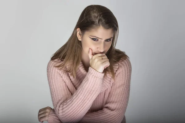 Retrato Cerca Una Joven Mujer Caucásica Con Suéter Rosa Sobre — Foto de Stock