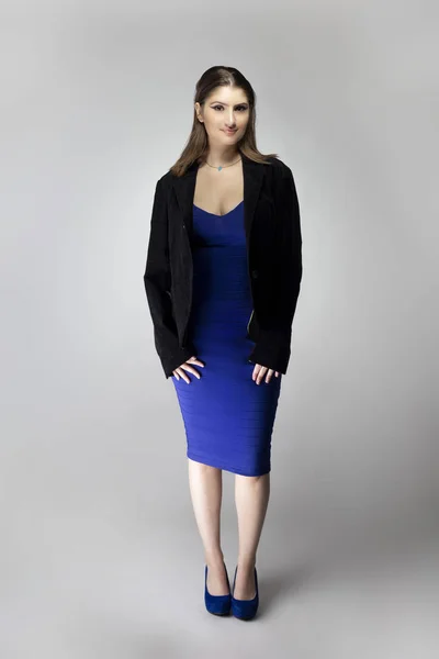 Modelo Moda Vestindo Vestido Azul Uma Jaqueta Formal Preta Posando — Fotografia de Stock