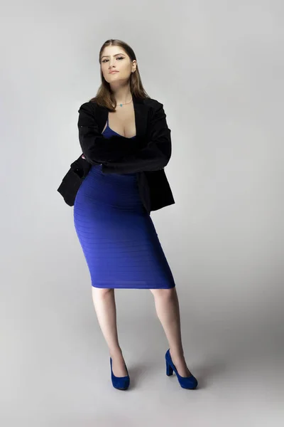 Modelo Moda Con Vestido Azul Una Chaqueta Formal Negro Haciéndose —  Fotos de Stock