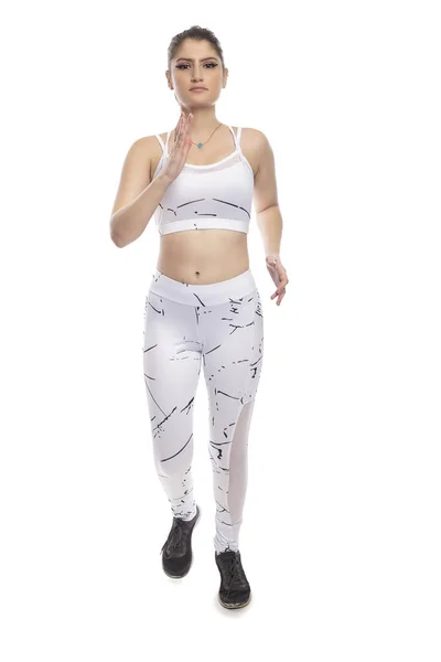 身穿运动服的妇女在白色的背景下跑步和隔离 以获得复合材料 她是一个积极健康的白人女性 看起来像在锻炼或练习 — 图库照片