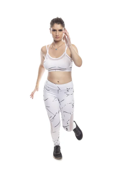 Vrouw Draagt Sportkleding Die Loopt Geïsoleerd Een Witte Achtergrond Voor — Stockfoto