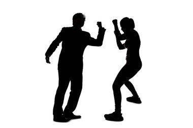 Beyaz arka planda savaşan ve kaba davranan isimsiz insanların silueti. Öfkelerini şiddetle dışa vuruyorlar ve agresif bir şekilde yüzleşiyorlar.