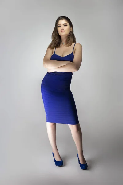 Estudio Estilo Catálogo Una Modelo Moda Femenina Caucásica Con Vestido —  Fotos de Stock