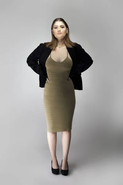 Das Weibliche Model Posiert Als Sexy Geschäftsfrau Und Sieht Selbstbewusst — Stockfoto